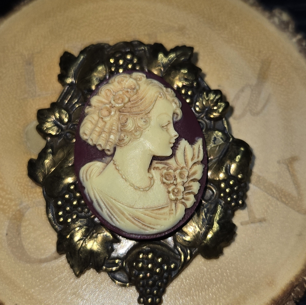 Vintage carved cameo brooch wearable!! Great condition no returns